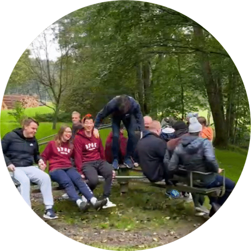 Die Leitendenrunde des Pfadfinder-Stammes Galileo Galilei sitzt auf einem Kinder-Karussell