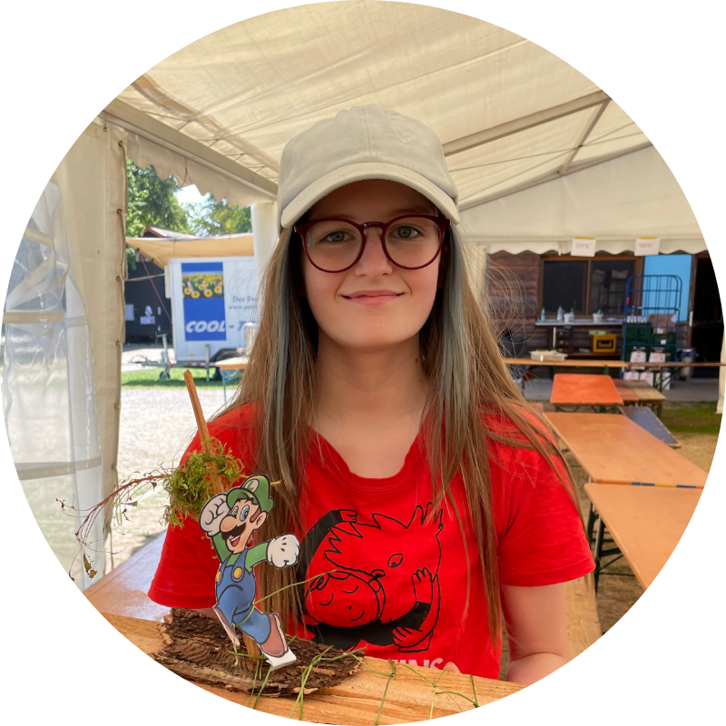 Kombi-Wochenende 2024: Teambild der Pfadfinder*innen Stamms Galileo Galilei bei einer Schnitzeljagt