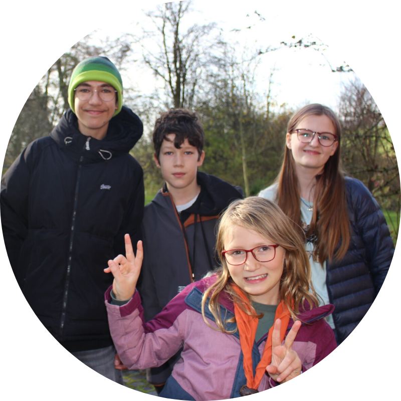 Leitende und Teilnehmende Pfadfinder*innen aus dem Stamm GaGa beim World Scout Jamboree in Korea