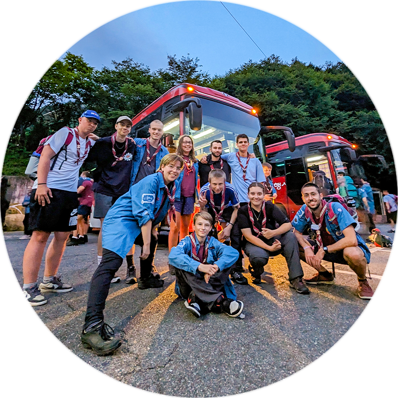 Leitende und Teilnehmende Pfadfinder*innen aus dem Stamm GaGa beim World Scout Jamboree in Korea